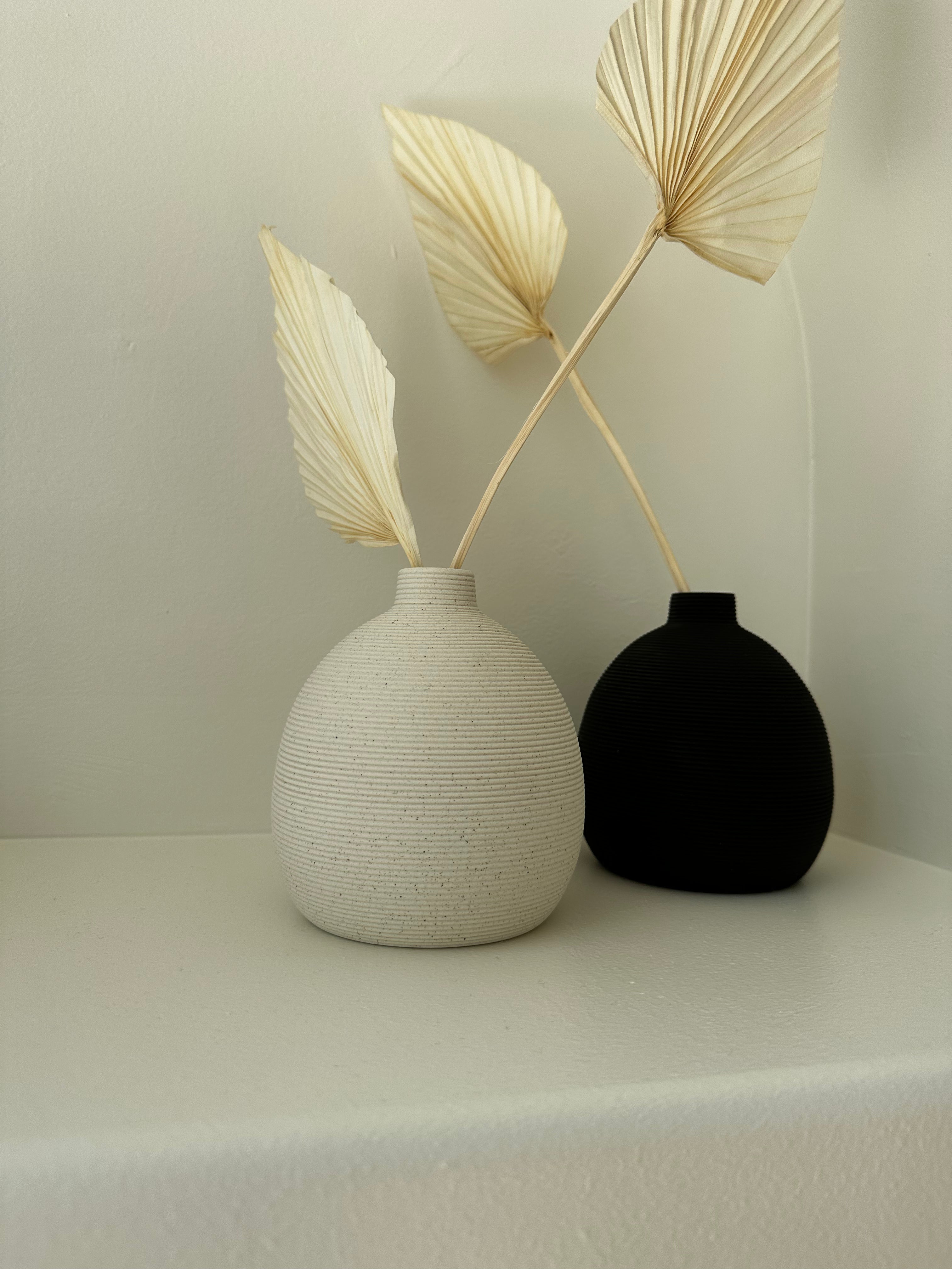 Her Ribbed Vase - Thumbnail 4